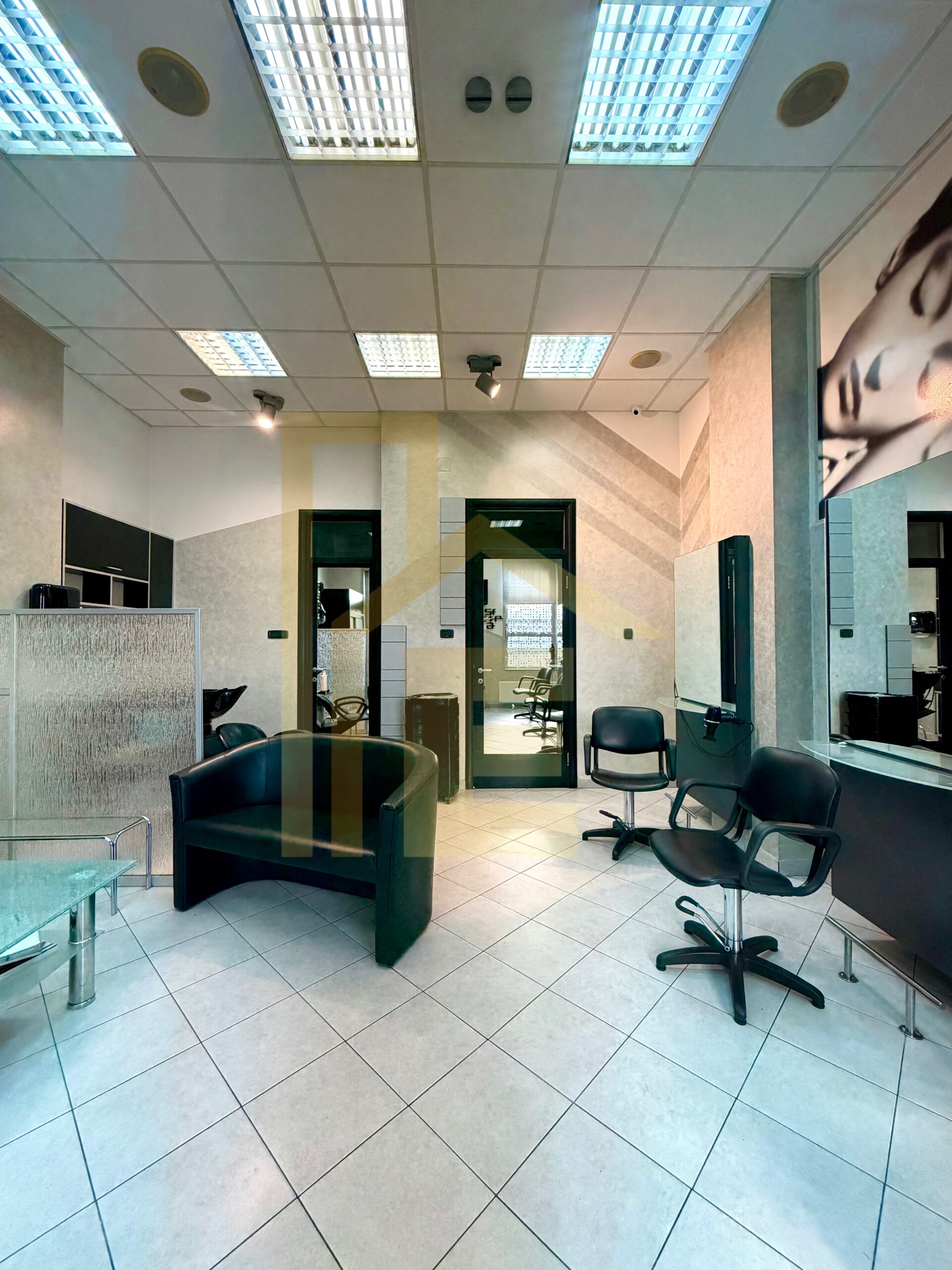 Iznajmljujemo frizerski salon na odličnoj lokaciji slika 3