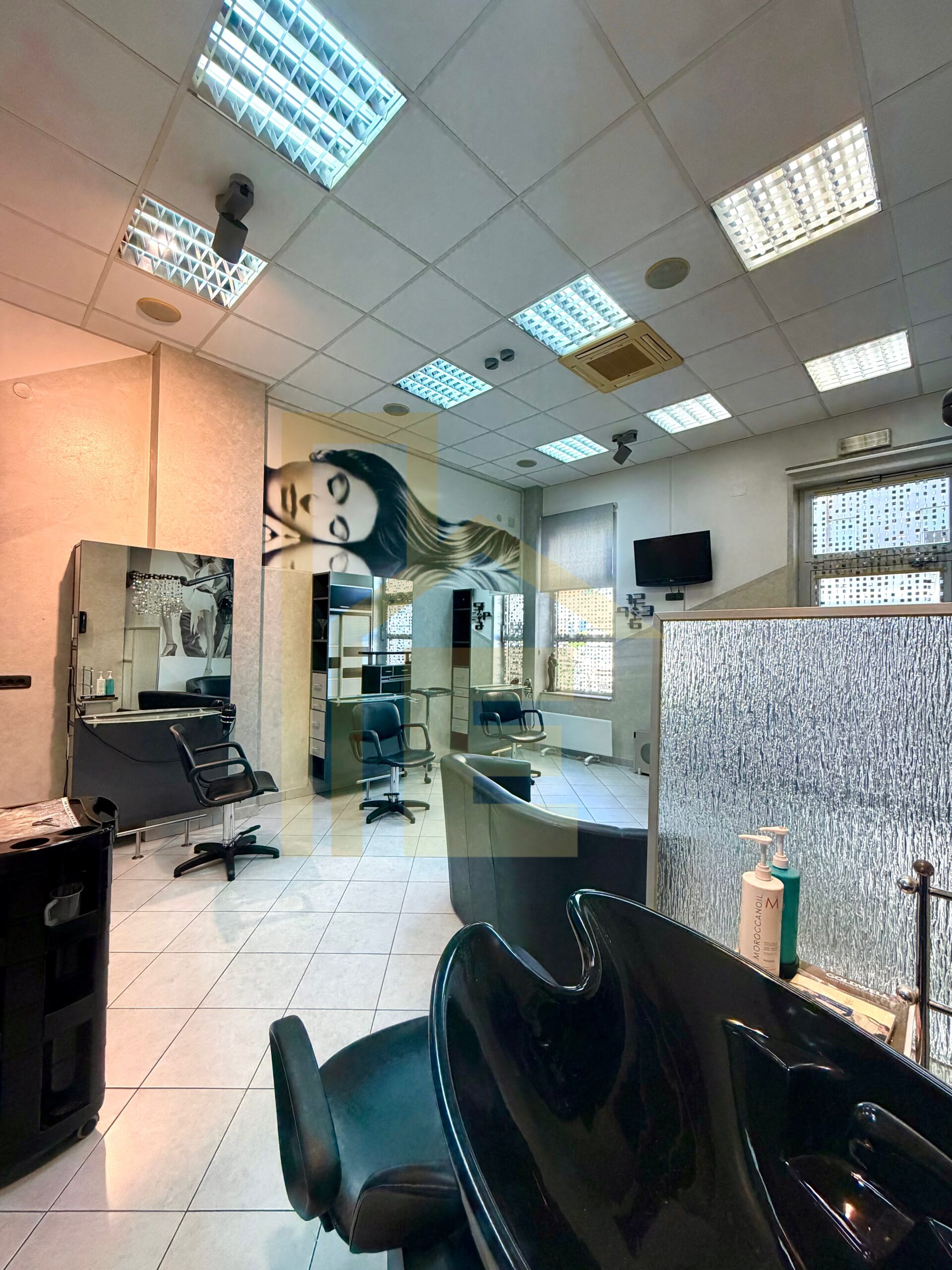 Iznajmljujemo frizerski salon na odličnoj lokaciji slika 5