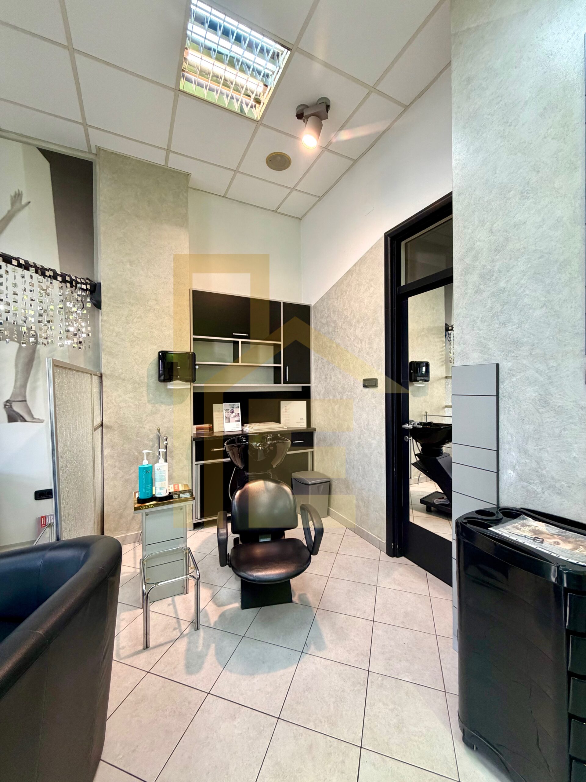 Iznajmljujemo frizerski salon na odličnoj lokaciji slika 6