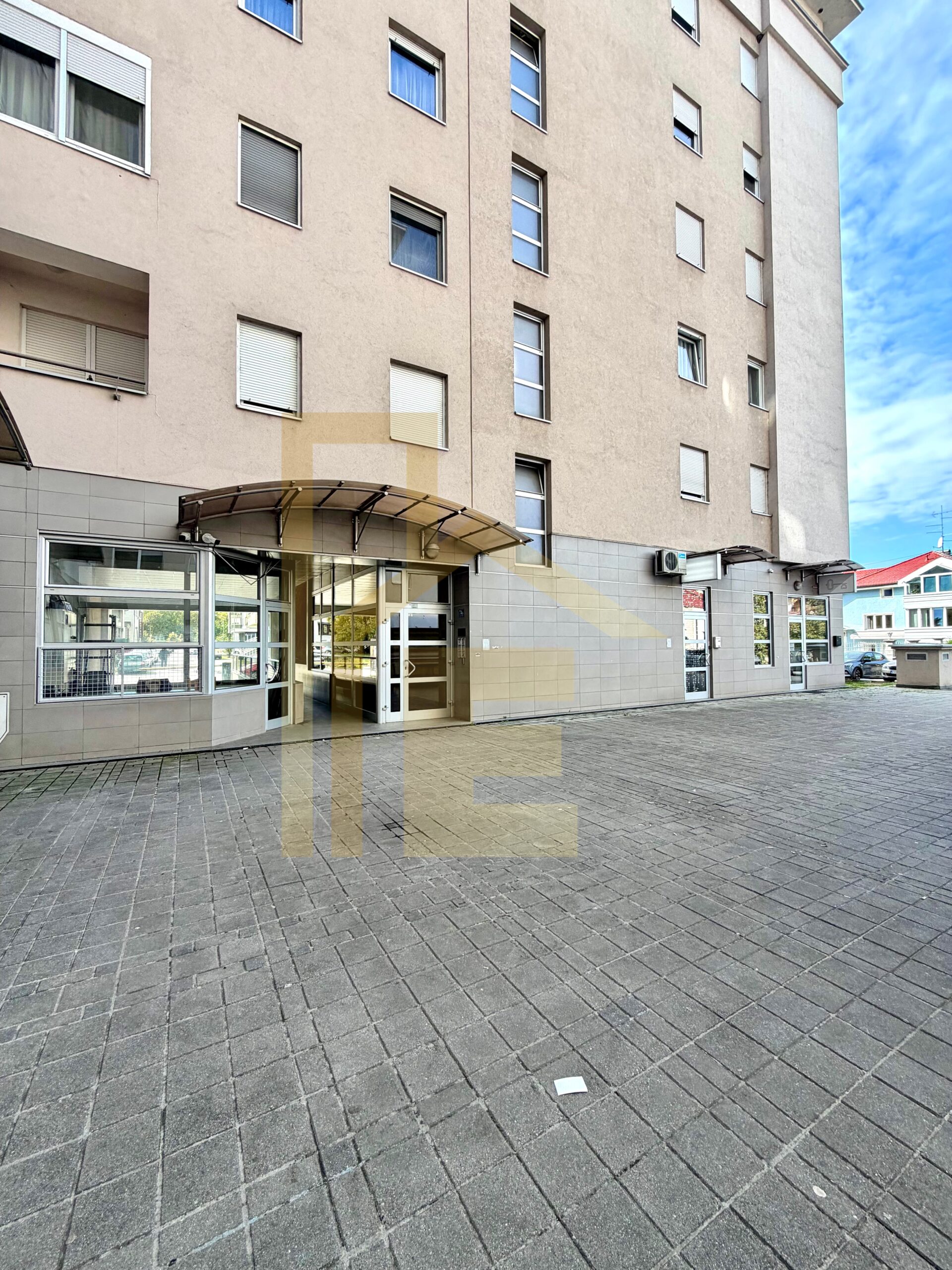 Iznajmljujemo frizerski salon na odličnoj lokaciji slika 8