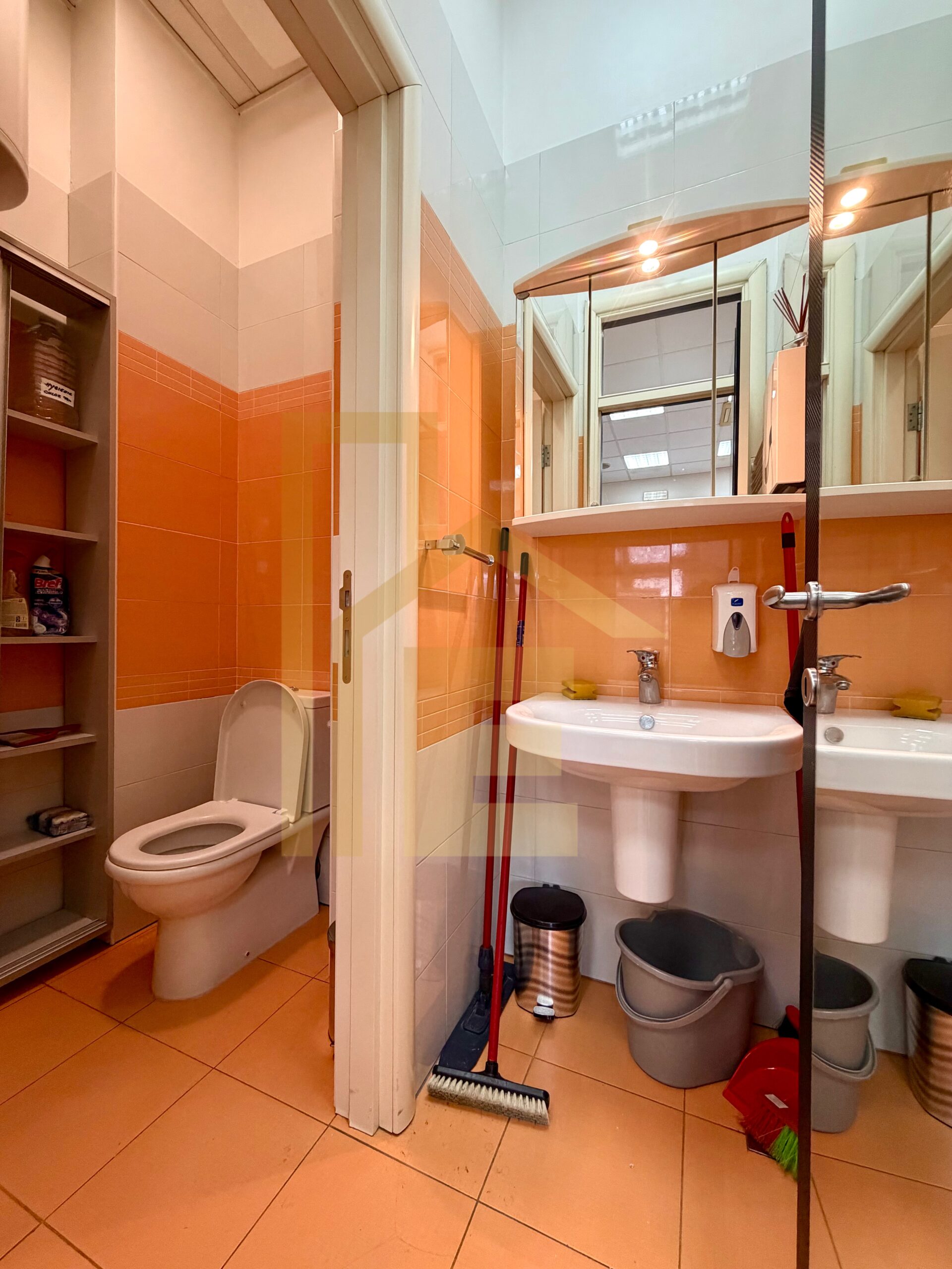 Iznajmljujemo frizerski salon na odličnoj lokaciji slika 10